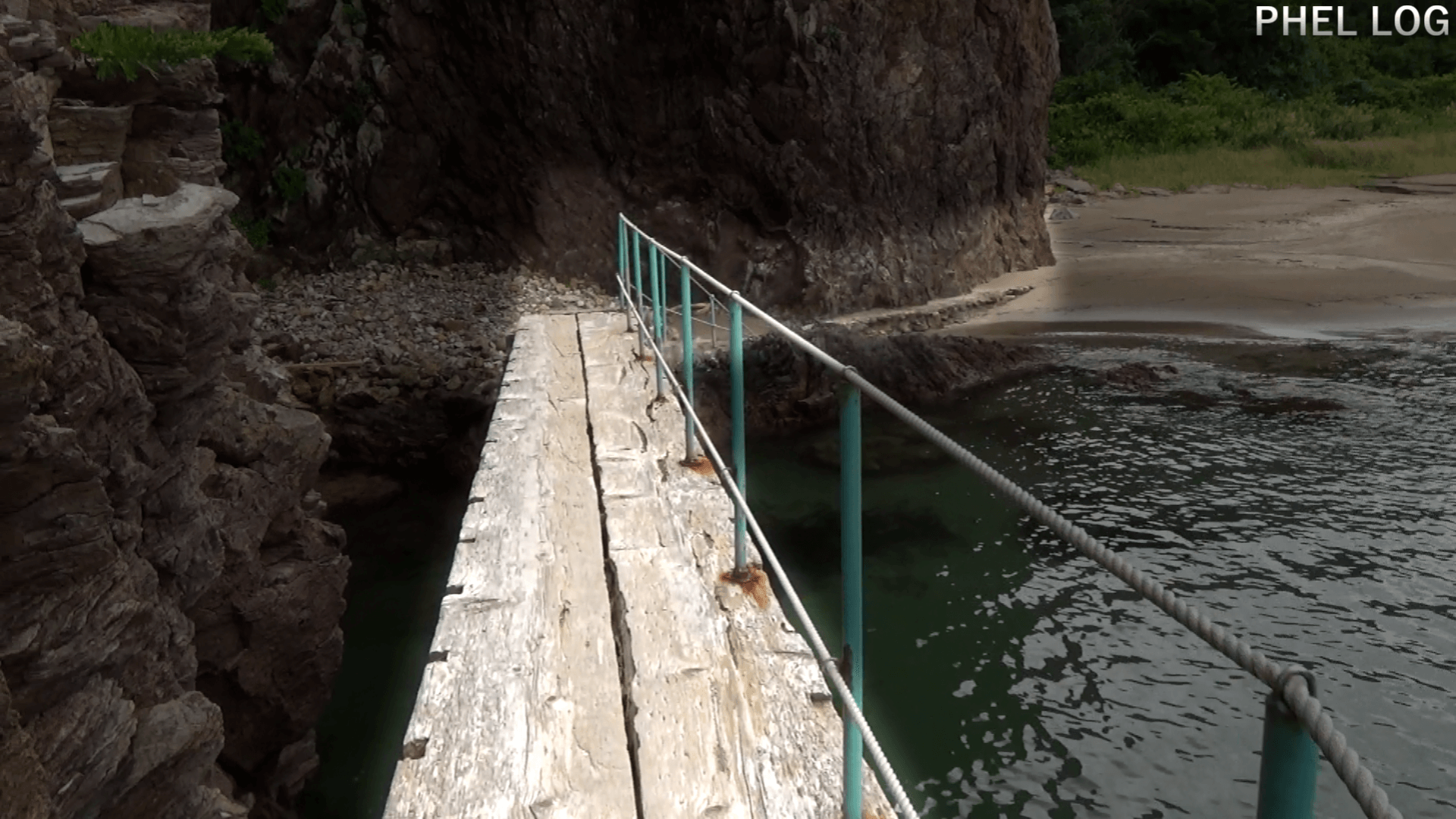大澗海水浴場手前の木橋と遊歩道